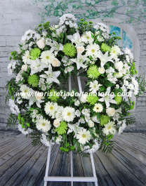 Flores para Tanatorio: Corona floral de flores blancas y verdes